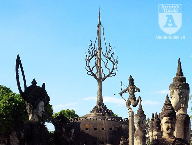 Hiện nay, "rừng Phật" là nơi lưu giữ hơn 200 bức tượng được sáng tạo theo phong cách Phật giáo và Hindu giáo. Từ cổng vào rẽ tay phải du khách sẽ nhìn thấy Nalốcsavẳn (ở trung tâm bức ảnh) được xây dựng như một ngôi chùa hang, có ý nghĩa biểu trưng về thiên đường và địa ngục, nhằm răn dạy con người hãy tránh xa điều ác và tội lỗi, phải luôn làm điều thiện