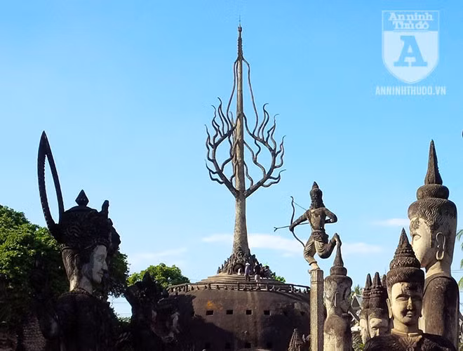 Hiện nay, "rừng Phật" là nơi lưu giữ hơn 200 bức tượng được sáng tạo theo phong cách Phật giáo và Hindu giáo. Từ cổng vào rẽ tay phải du khách sẽ nhìn thấy Nalốcsavẳn (ở trung tâm bức ảnh) được xây dựng như một ngôi chùa hang, có ý nghĩa biểu trưng về thiên đường và địa ngục, nhằm răn dạy con người hãy tránh xa điều ác và tội lỗi, phải luôn làm điều thiện