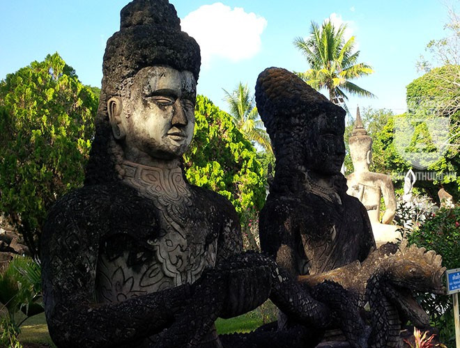 Tổ hợp tượng thần bế rắn.