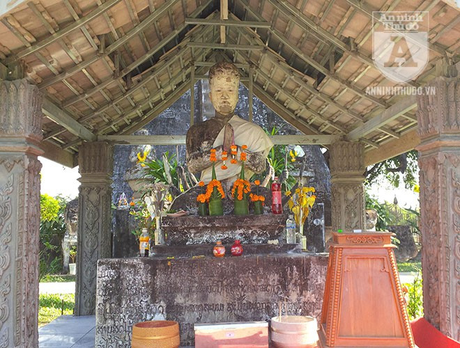 Tượng Phật trong tư thế thủ ấn có lán che.