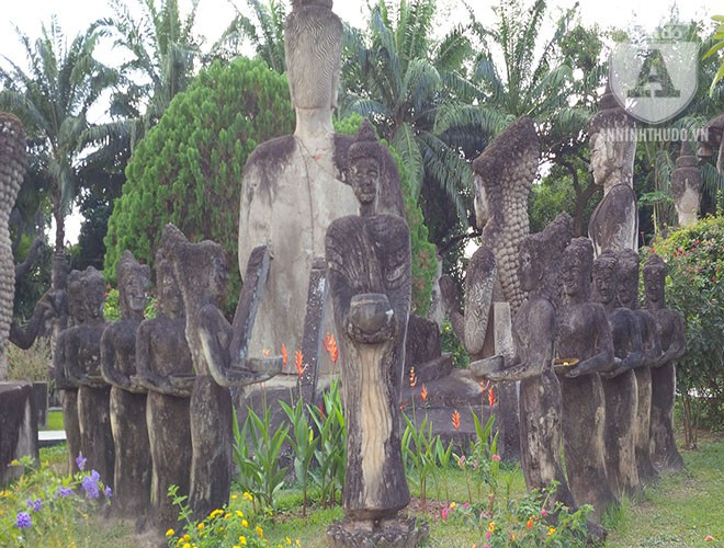 Tổ hợp bức tượng Phật thể hiện tập tục sinh hoạt Phật giáo của người Lào.