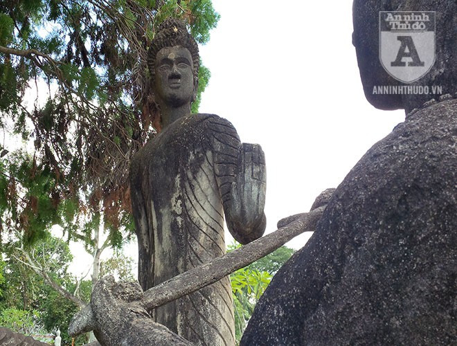 Tượng Phật khước từ vũ khí thể hiện ước muốn hòa bình, không tranh giành, giết chóc.