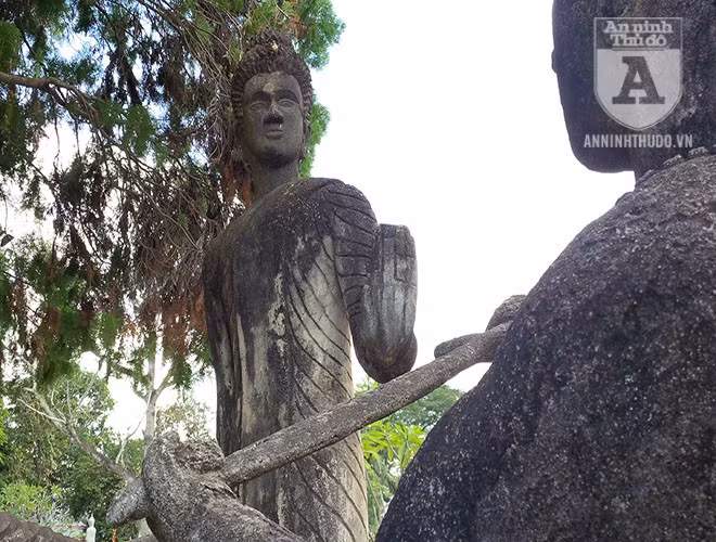 Tượng Phật khước từ vũ khí thể hiện ước muốn hòa bình, không tranh giành, giết chóc.