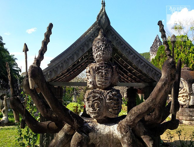 Tượng thần Brahma bốn mặt nhiều tay - một trong ba vị thần tối cao của Hindu giáo.