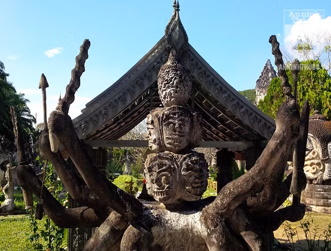 Tượng thần Brahma bốn mặt nhiều tay - một trong ba vị thần tối cao của Hindu giáo.