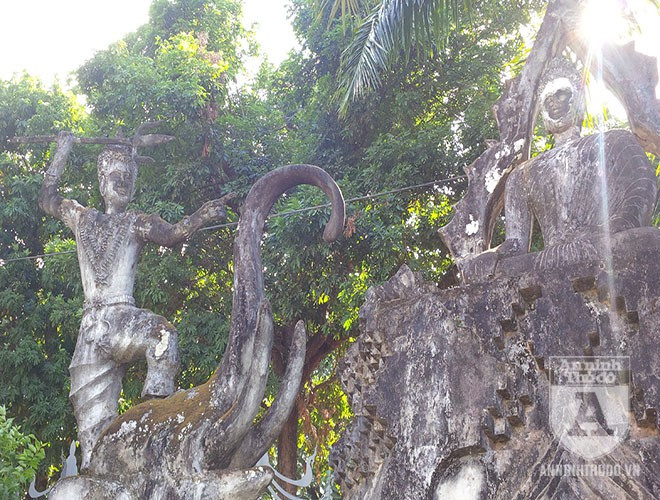 Tổ hợp tượng chiến binh cưỡi voi, chĩa cây đinh ba vào Phật, khi Phật đang nhập định.