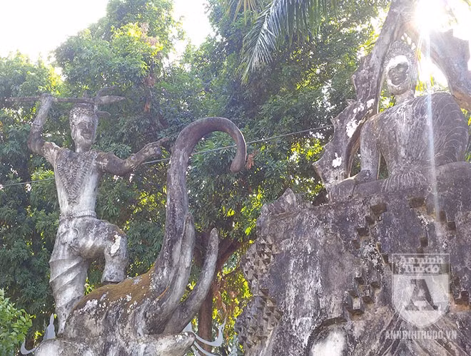 Tổ hợp tượng chiến binh cưỡi voi, chĩa cây đinh ba vào Phật, khi Phật đang nhập định.