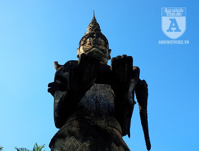 Tượng thần khổng lồ.