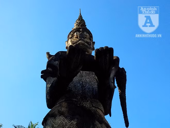 Tượng thần khổng lồ.