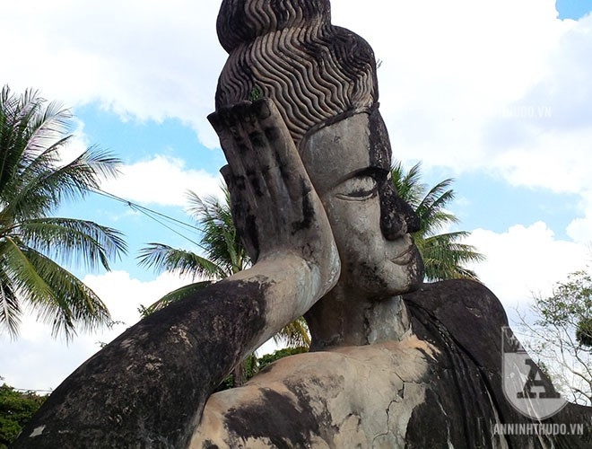 Bức tượng Phật khổng lồ này cùng với hang Nalốcsavẳn là 2 công trình lớn nhất ở "rừng Phật".