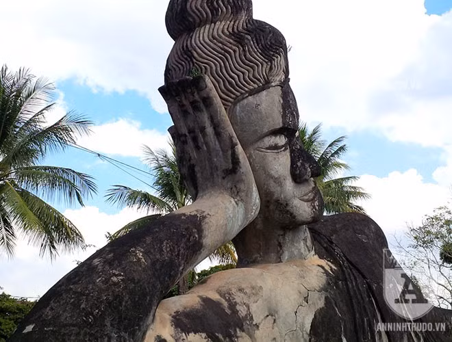 Bức tượng Phật khổng lồ này cùng với hang Nalốcsavẳn là 2 công trình lớn nhất ở "rừng Phật".