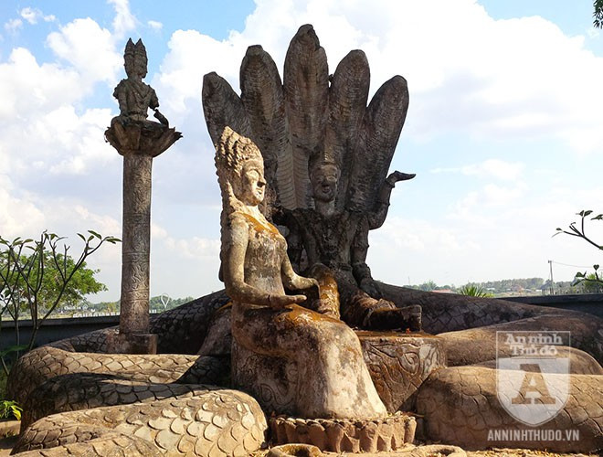 Tổ hợp tượng Phật và người phụ nữ ngồi trên mình rắn 5 đầu.