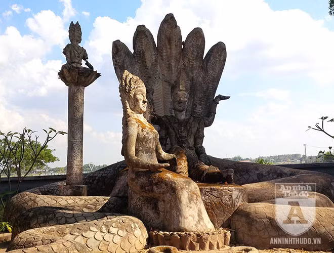 Tổ hợp tượng Phật và người phụ nữ ngồi trên mình rắn 5 đầu.