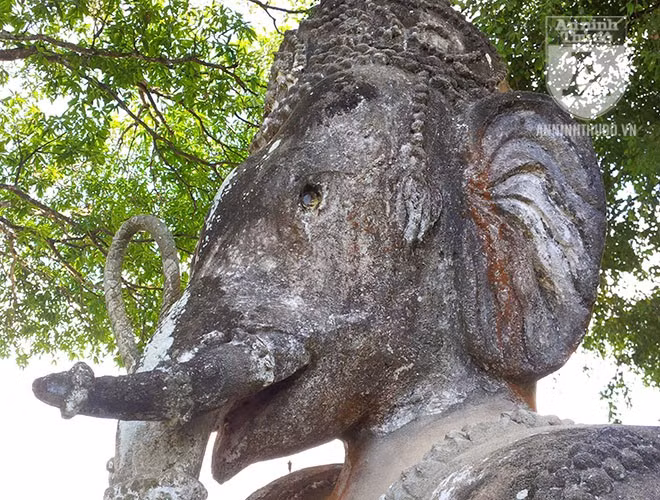 Tượng thần Ganesha mình người, đầu voi; là vị thần tượng trưng cho trí tuệ.
