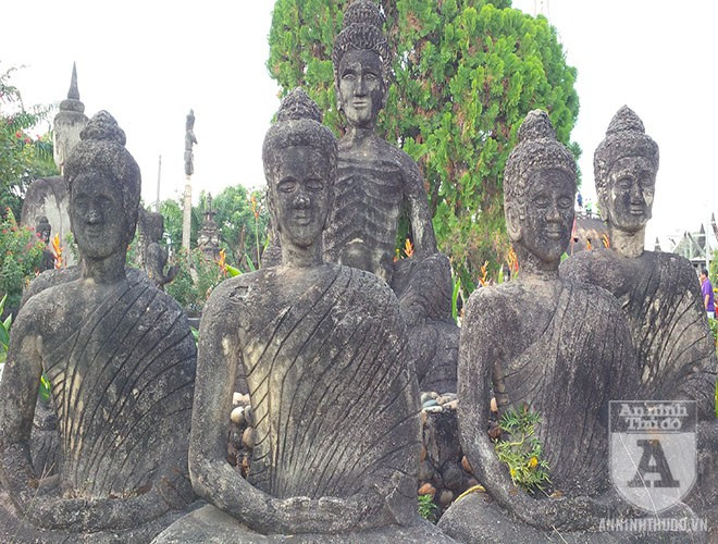 Tổ hợp tượng Phật nhập thiền.