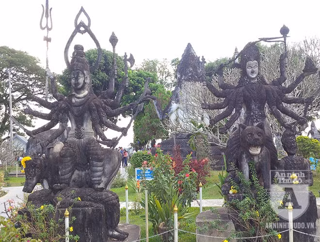 Khu "rừng Phật" này nằm trên đường Viêng Chăn đi Thà Đừa, cách thủ đô Viêng Chăn về phía nam khoảng 10km