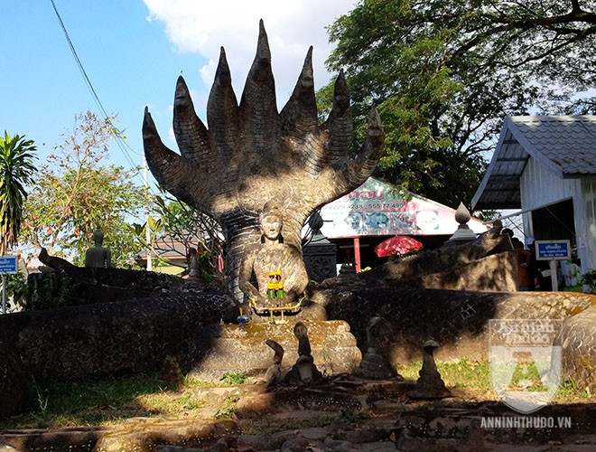 Tượng Phật ngồi trên mình rắn 7 đầu, được 7 đầu rắn che chở nắng mưa.