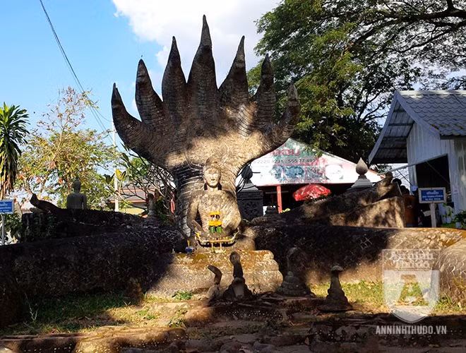 Tượng Phật ngồi trên mình rắn 7 đầu, được 7 đầu rắn che chở nắng mưa.