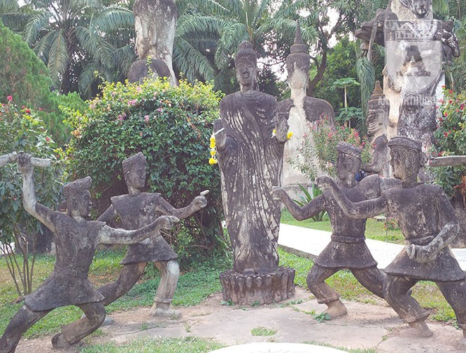 Tượng Phật khuyên con người nên bỏ vũ khí xuống, không nên gây chiến tranh.