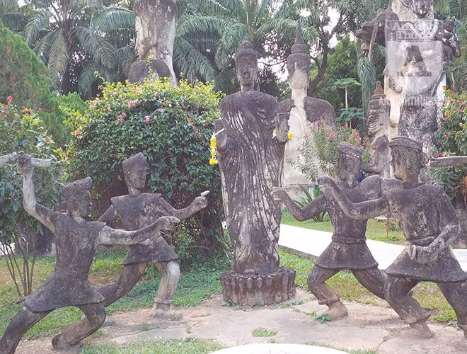 Tượng Phật khuyên con người nên bỏ vũ khí xuống, không nên gây chiến tranh.