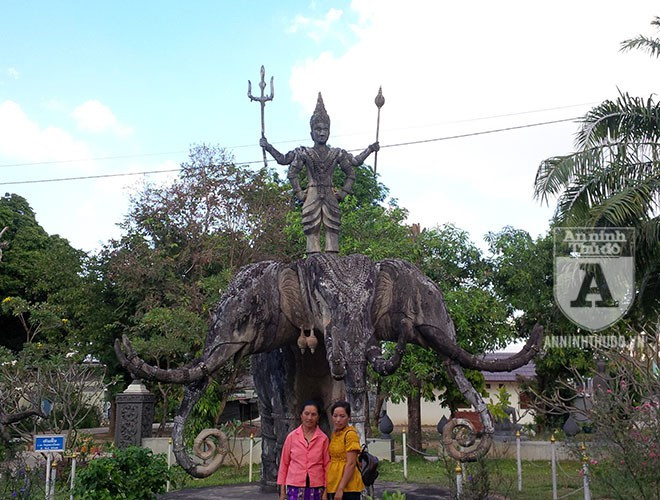 Tượng thần đứng trên voi ba đầu.