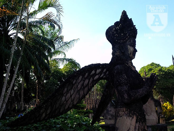 Tượng thần có cánh.