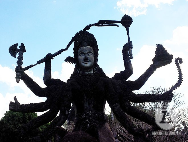 Tượng Phật nhiều tay, cưỡi trên mình hổ.