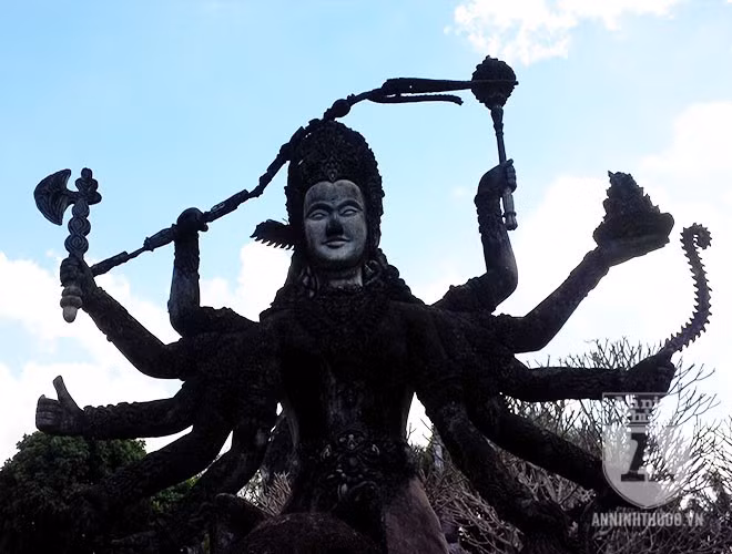 Tượng Phật nhiều tay, cưỡi trên mình hổ.