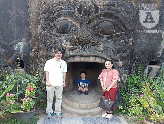 Để vào Nalốcsavẳn du khách phải chui qua miệng của con quỷ với dáng vẻ nhe nanh như đe dọa con người.