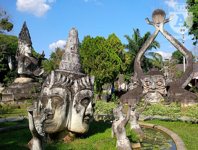 Theo truyền thuyết, thần Brahma là người sáng tạo và lèo lái vũ trụ, là cha của các thần và của cả loài người.