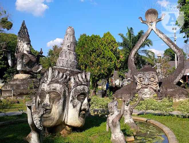 Theo truyền thuyết, thần Brahma là người sáng tạo và lèo lái vũ trụ, là cha của các thần và của cả loài người.