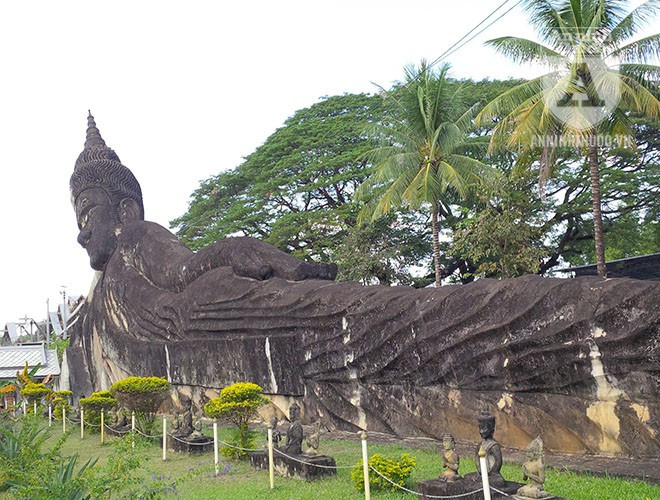 Tượng Phật khổng lồ trong tư thế nhập niết bàn (dài 50m, cao 10m) được xây dựng bằng gạch và xi măng nằm ở trung tâm của khu "rừng Phật".