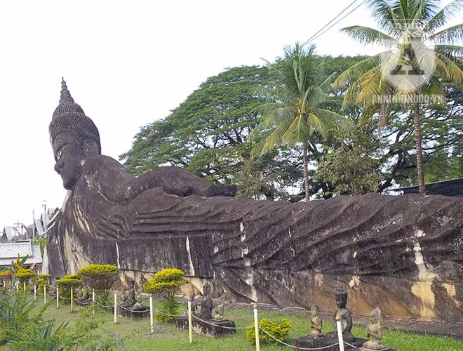 Tượng Phật khổng lồ trong tư thế nhập niết bàn (dài 50m, cao 10m) được xây dựng bằng gạch và xi măng nằm ở trung tâm của khu "rừng Phật".