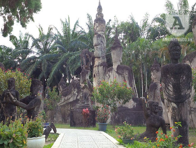 "Rừng Phật" được xây dựng trên bờ sông Mekong vào năm 1958, do kiến trúc sư Phạ Khảo Lửa thiết kế