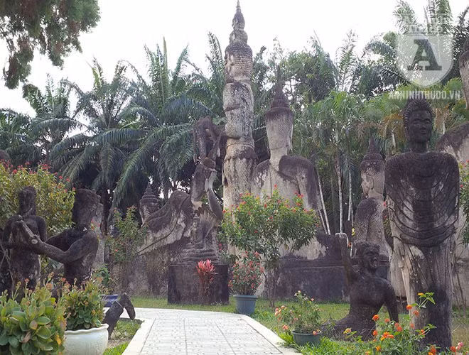 "Rừng Phật" được xây dựng trên bờ sông Mekong vào năm 1958, do kiến trúc sư Phạ Khảo Lửa thiết kế