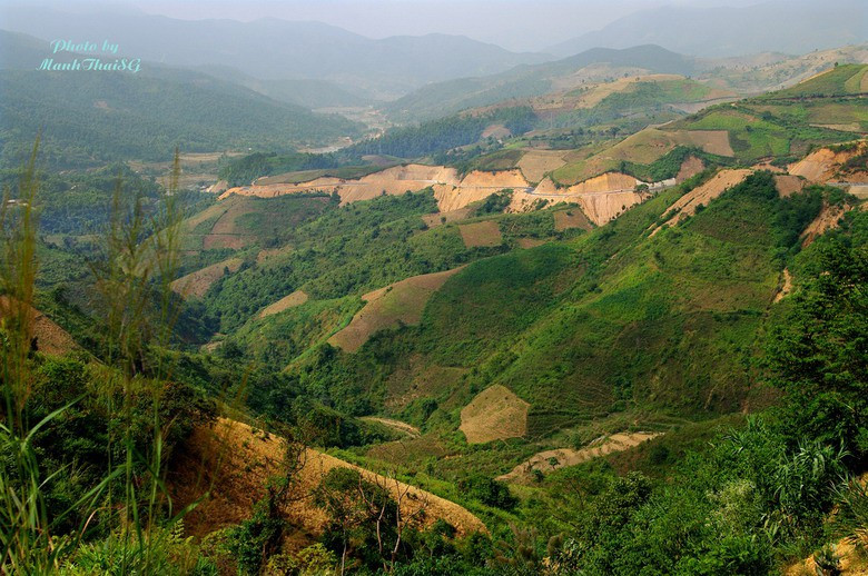 Trong kháng chiến chống Pháp, đèo Pha Đin là một trong những tuyến huyết mạch quan trọng tiếp vận vũ khí đạn dược và lương thực cho chiến dịch Điện Biên Phủ của Việt Minh, phải hứng chịu những cuộc oanh tạc dữ dội của không quân Pháp. Điều này đã khiến đèo Pha Đin trở thành một biểu tượng của tinh thần gan dạ với hơn 8.000 thanh niên xung phong "quyết tử cho Tổ quốc quyết sinh". Ảnh: ManhThaiSG (Flickr).
