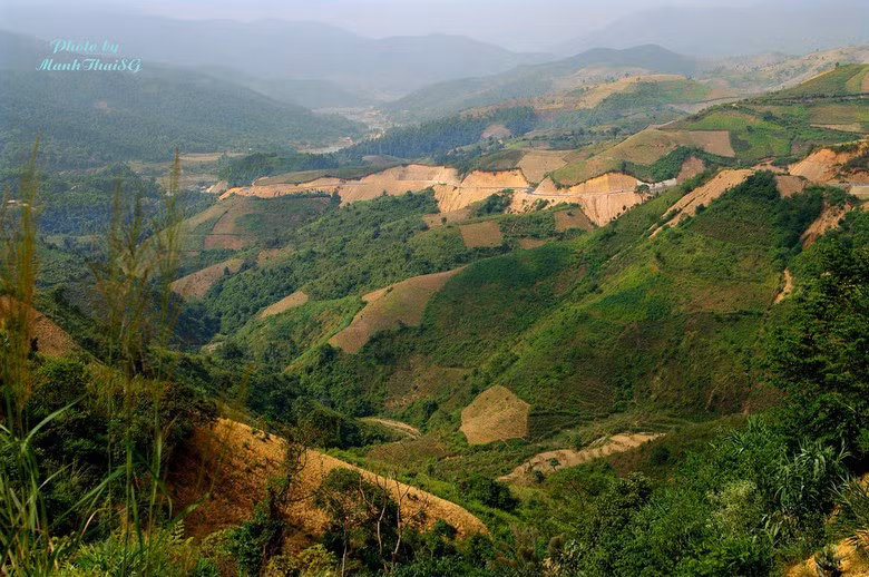 Trong kháng chiến chống Pháp, đèo Pha Đin là một trong những tuyến huyết mạch quan trọng tiếp vận vũ khí đạn dược và lương thực cho chiến dịch Điện Biên Phủ của Việt Minh, phải hứng chịu những cuộc oanh tạc dữ dội của không quân Pháp. Điều này đã khiến đèo Pha Đin trở thành một biểu tượng của tinh thần gan dạ với hơn 8.000 thanh niên xung phong "quyết tử cho Tổ quốc quyết sinh". Ảnh: ManhThaiSG (Flickr).