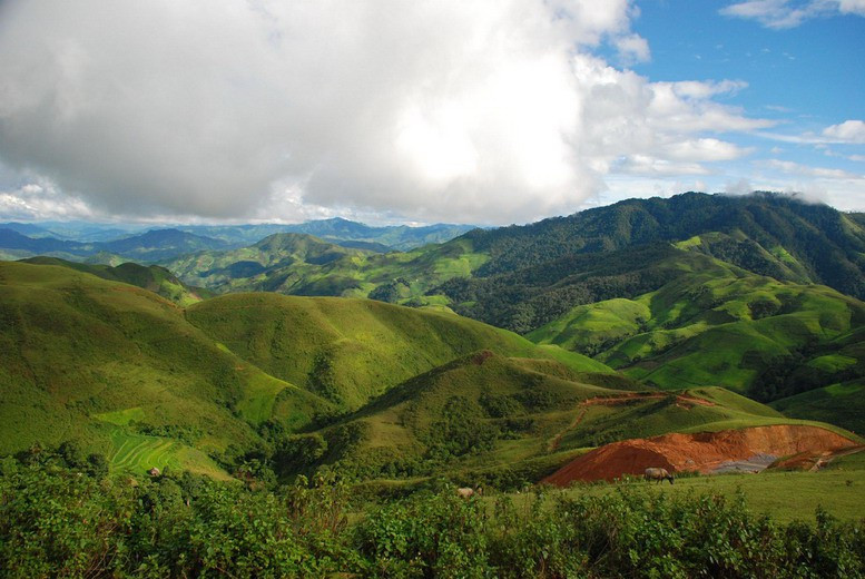Những năm gần đây, dự án cải tạo, nâng cấp quốc lộ 6 đoạn Sơn La-Tuần Giáo đã hoàn tất. Tuyến đường tránh đèo Pha Đin được xây dựng bám theo sườn núi các đỉnh đèo phụ phía trái quốc lộ 6 cũ, có độ cao khoảng 1.000m (thấp hơn đèo Pha Đin 200-400m), đã khiến xe cộ ít lưu thông qua cung đường qua đèo Pha Đin và con đèo chỉ còn phù hợp với khách du lịch ưa mạo hiểm. Ảnh: Peter Garnhum (Flickr).