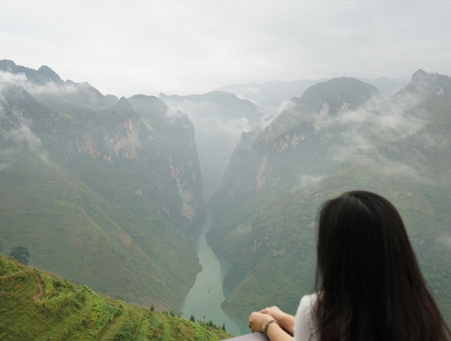Đứng từ đèo Mã Pí Lèng nhìn xuống là dòng sông Nho Quế mềm mại màu ngọc bích, ví như dải lụa vắt ngang qua núi. Và không thể bỏ qua hẻm vực sâu nhất Đông Nam Á - hẻm Tu Sản với chiều cao vách đá lên tới 800 m, dài 1,7 km và sâu gần 1 km. Đây cũng là kỳ quan độc đáo của vùng cao nguyên đá Đồng Văn. (Nguồn: Dân Trí)