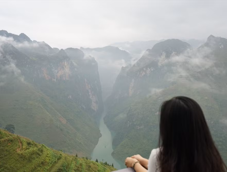 Đứng từ đèo Mã Pí Lèng nhìn xuống là dòng sông Nho Quế mềm mại màu ngọc bích, ví như dải lụa vắt ngang qua núi. Và không thể bỏ qua hẻm vực sâu nhất Đông Nam Á - hẻm Tu Sản với chiều cao vách đá lên tới 800 m, dài 1,7 km và sâu gần 1 km. Đây cũng là kỳ quan độc đáo của vùng cao nguyên đá Đồng Văn. (Nguồn: Dân Trí)