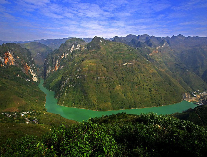 Đèo Mã Pí Lèng thuộc cao nguyên Đồng Văn, tọa lạc trên con đường Hạnh Phúc, nối liền thị trấn Mèo Vạc với thị trấn Đồng Văn. (Nguồn: Vietnamnet)