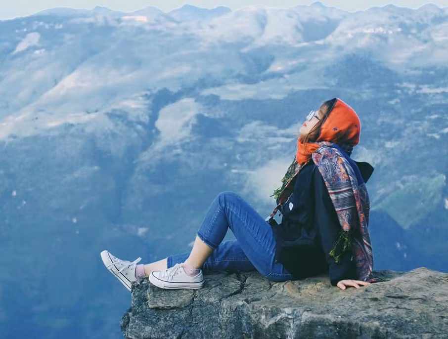 Vượt qua nhiều cây số khúc khuỷu đến với trạm dừng chân, du khách như muốn vỡ òa trước không gian núi rừng hùng vỹ trùng điệp.