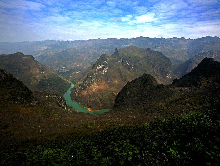 Tuyến đường có nhiều thử thách "khó nhằn", vắt mình bên dòng sông Nho Quế uốn lượn quanh co, thu hút rất nhiều phượt thủ trong và ngoài nước tới thử thách bản thân