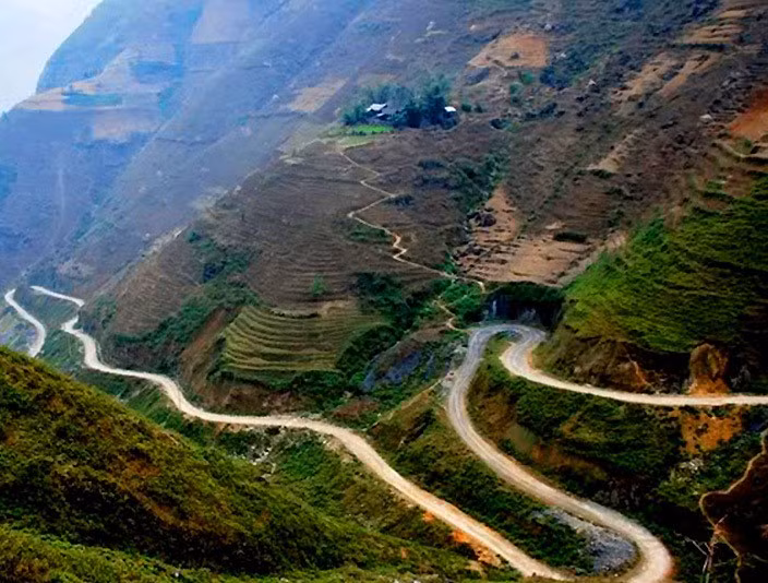 Bên cạnh đèo Ô Quy Hồ (nối liền Lào Cai và Lai Châu),đèo Pha Đin (nối giữa Sơn La và Điện Biên),đèo Khau Phạ (Yên Bái), đèo Mã Pí Lèng (Hà Giang) sừng sững giữa núi rừng Đông Bắc nổi danh là cung đường khó đi.