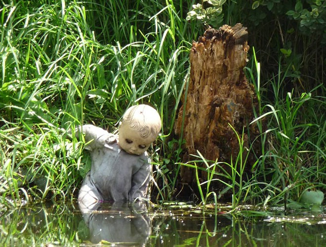 Truyền thuyết kể lại, một người đàn ông tên Don Julian Santana Barrera đã từng thấy một cô bé chết đuối. Thương xót cho linh hồn đứa trẻ không thể siêu thoát, Barrera đã thu nhập và treo búp bê lên cây để giúp vong hồn cô có nơi trú ngụ