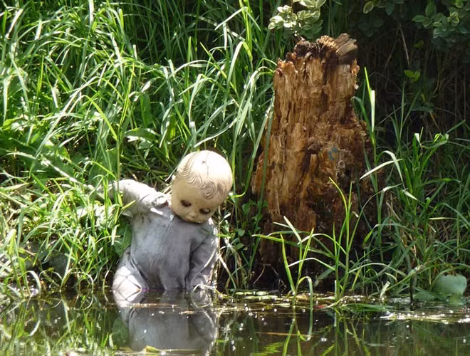 Truyền thuyết kể lại, một người đàn ông tên Don Julian Santana Barrera đã từng thấy một cô bé chết đuối. Thương xót cho linh hồn đứa trẻ không thể siêu thoát, Barrera đã thu nhập và treo búp bê lên cây để giúp vong hồn cô có nơi trú ngụ