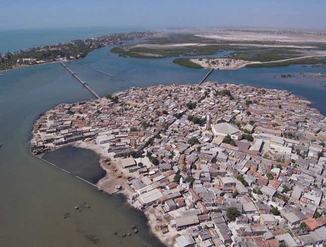 Đảo Fadiouth thuộc Senegal là hòn đảo đặc biệt nhất thế giới bởi bao phủ cả diện tích đảo chính là... vỏ sò. Từ quần áo, đồ lưu niệm đến nhà cửa, đường xá cho đến nghĩa trang đều liên quan tới vỏ sỏ