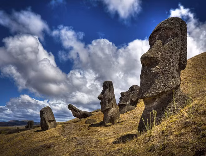 Ngoài ra, cư dân trên đảo còn sáng tạo hệ thống chữ viết riêng là Rongorongo. Đến nay, các nhà ngôn ngữ học vẫn chưa thể giải mã hết được. Liên tiếp nhiều bí ẩn đã khiến đảo Phục Sinh trở thành hòn đảo kỳ lạ bậc nhất thế giới