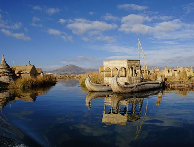 Nếu tới Peru, chắc hắn nhiều du khách không thể bỏ qua việc thăm thú những "hòn đảo biết đi" Uros. Thực chất hòn "đảo" được tạo thành từ những ngôi nhà làm hoàn toàn bằng lau sậy để dễ dàng trôi nổi trên hồ Titicaca