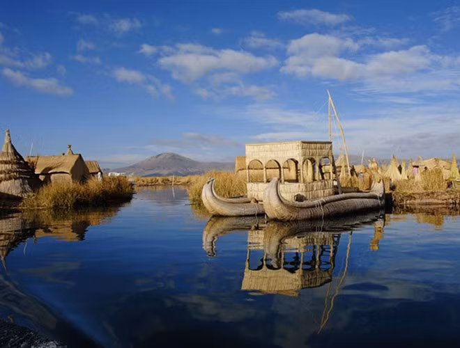 Nếu tới Peru, chắc hắn nhiều du khách không thể bỏ qua việc thăm thú những "hòn đảo biết đi" Uros. Thực chất hòn "đảo" được tạo thành từ những ngôi nhà làm hoàn toàn bằng lau sậy để dễ dàng trôi nổi trên hồ Titicaca